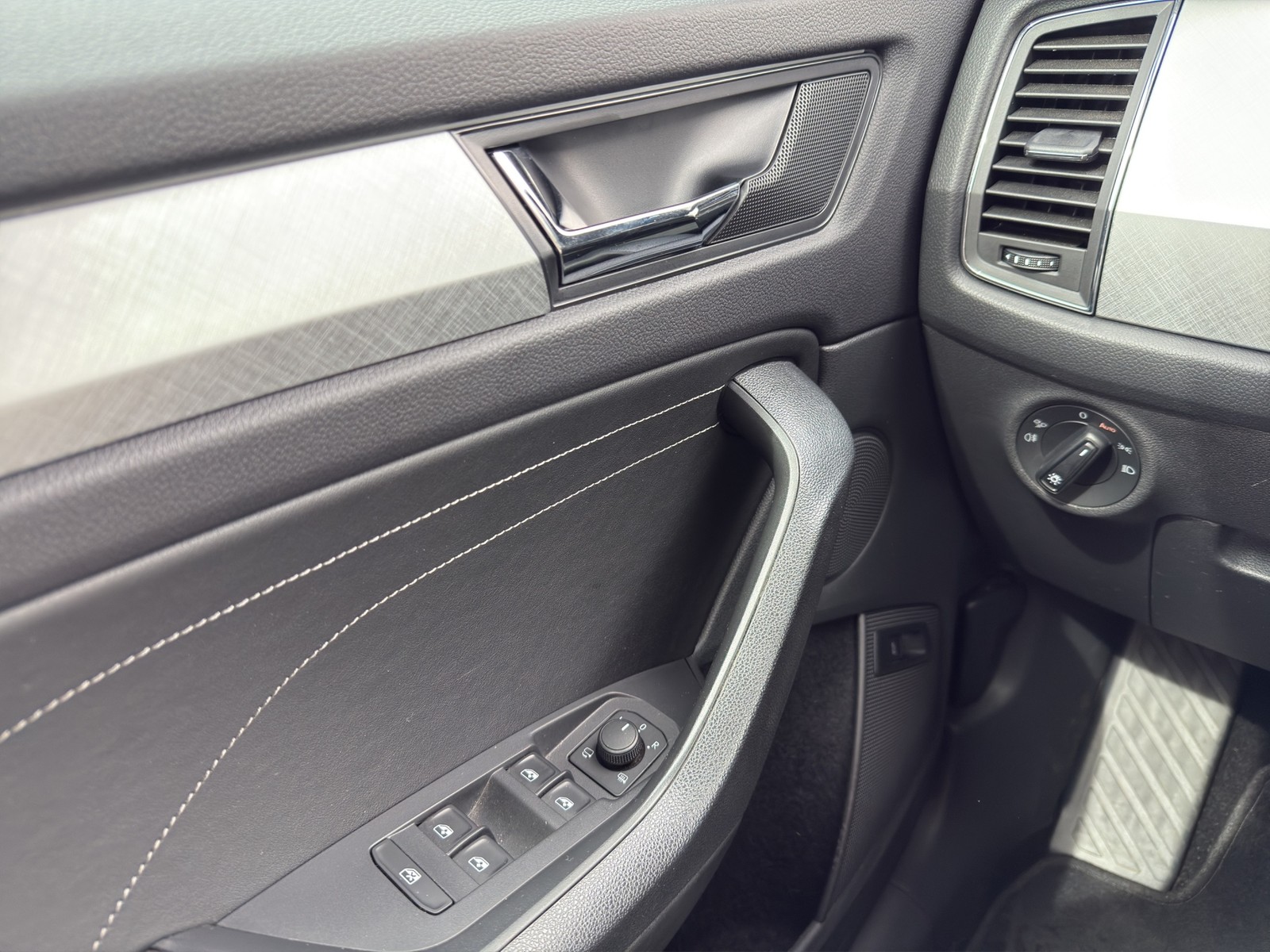 Skoda Kodiaq 2.0 TOUR 4X4 AHK LM19 EKLAPPE NAVI SITZHZ