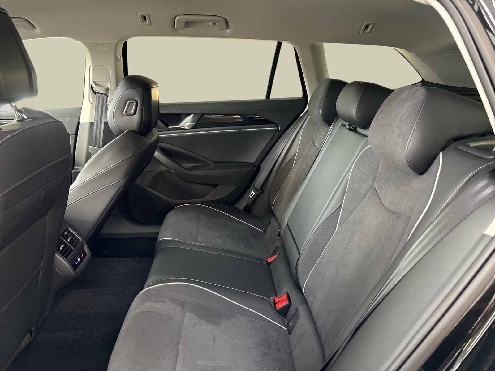 Volkswagen Passat Variant 2.0 BUSINESS AHK 360°CAM ACC NAVI
