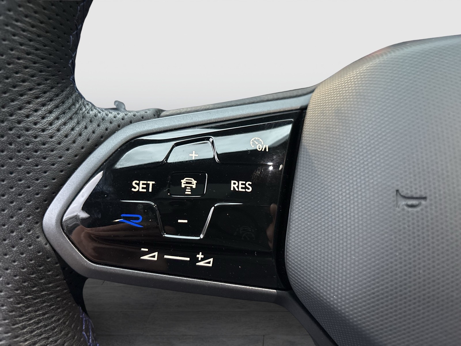 Volkswagen T-Roc 2.0 R 4X4 AKRAPOVIC LEDER PANO CAM ACC 19Z