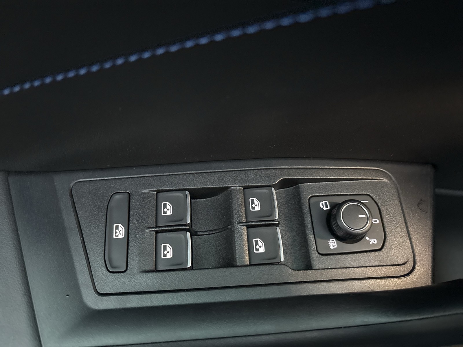 Volkswagen T-Roc 2.0 R 4X4 AKRAPOVIC LEDER PANO CAM ACC 19Z