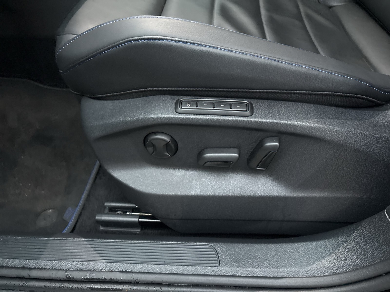 Volkswagen T-Roc 2.0 R 4X4 AKRAPOVIC LEDER PANO CAM ACC 19Z