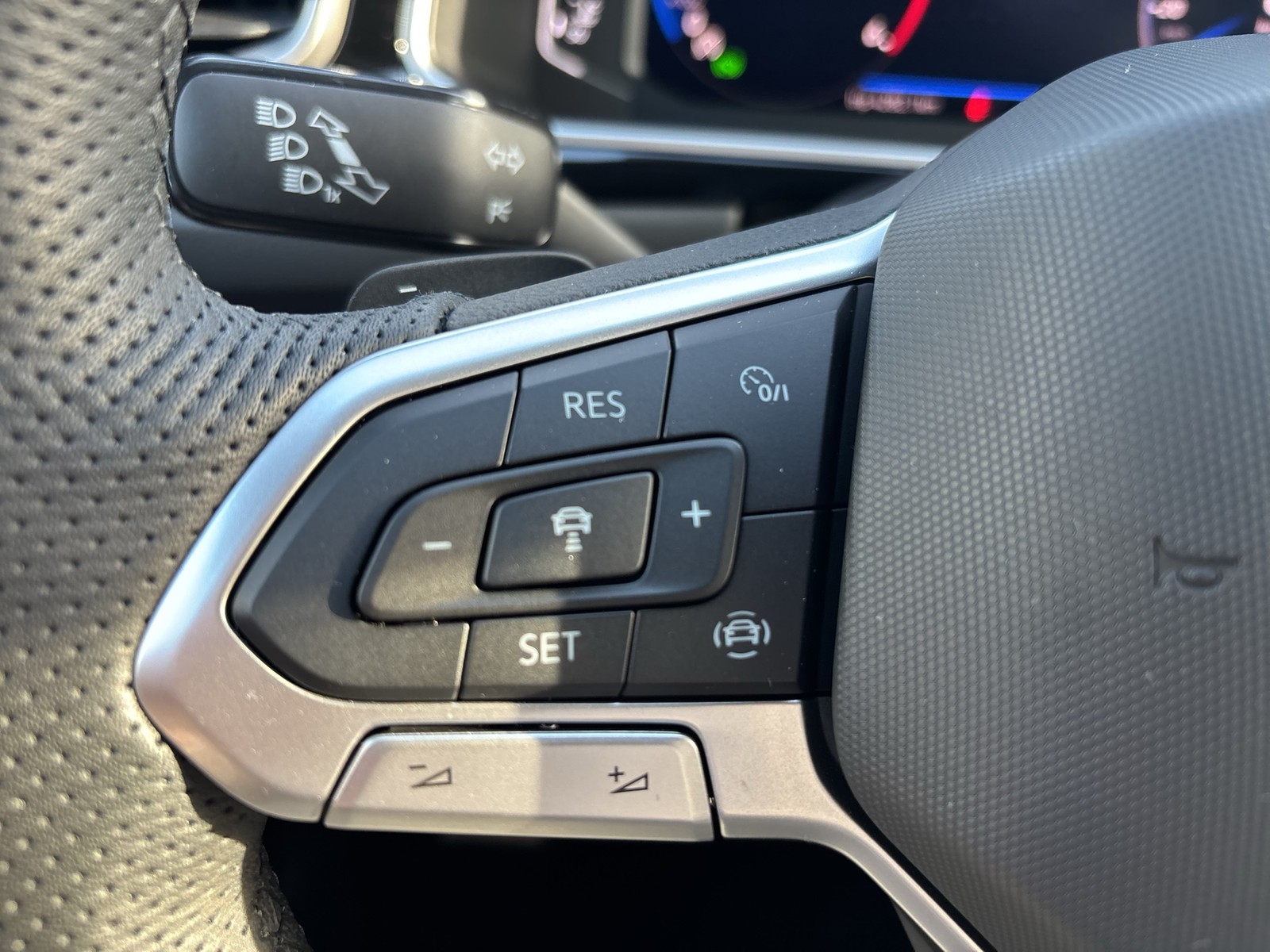 Volkswagen T-Roc 2.0 R-LINE ACC LM17 NAVI CARPLAY SITZHEIZ.