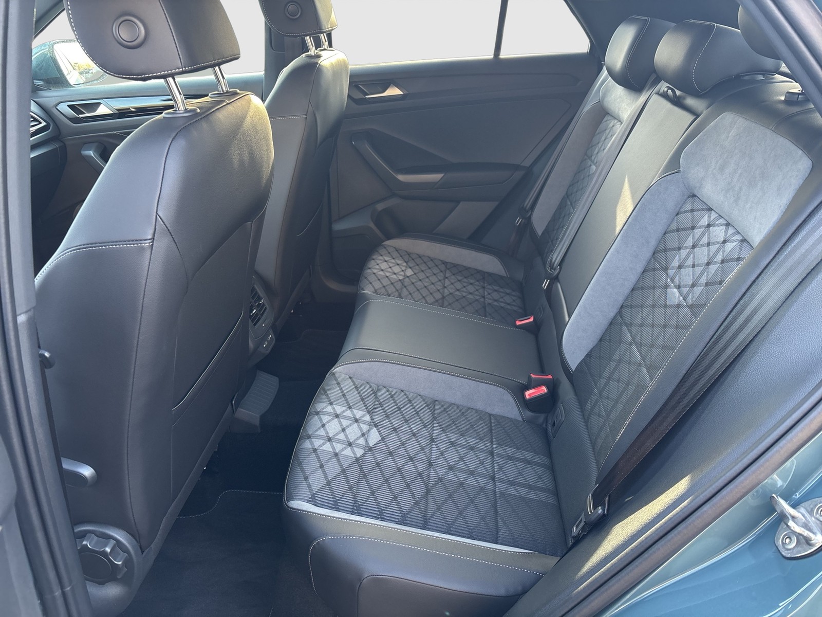 Volkswagen T-Roc 2.0 R-LINE ACC LM17 NAVI CARPLAY SITZHEIZ.