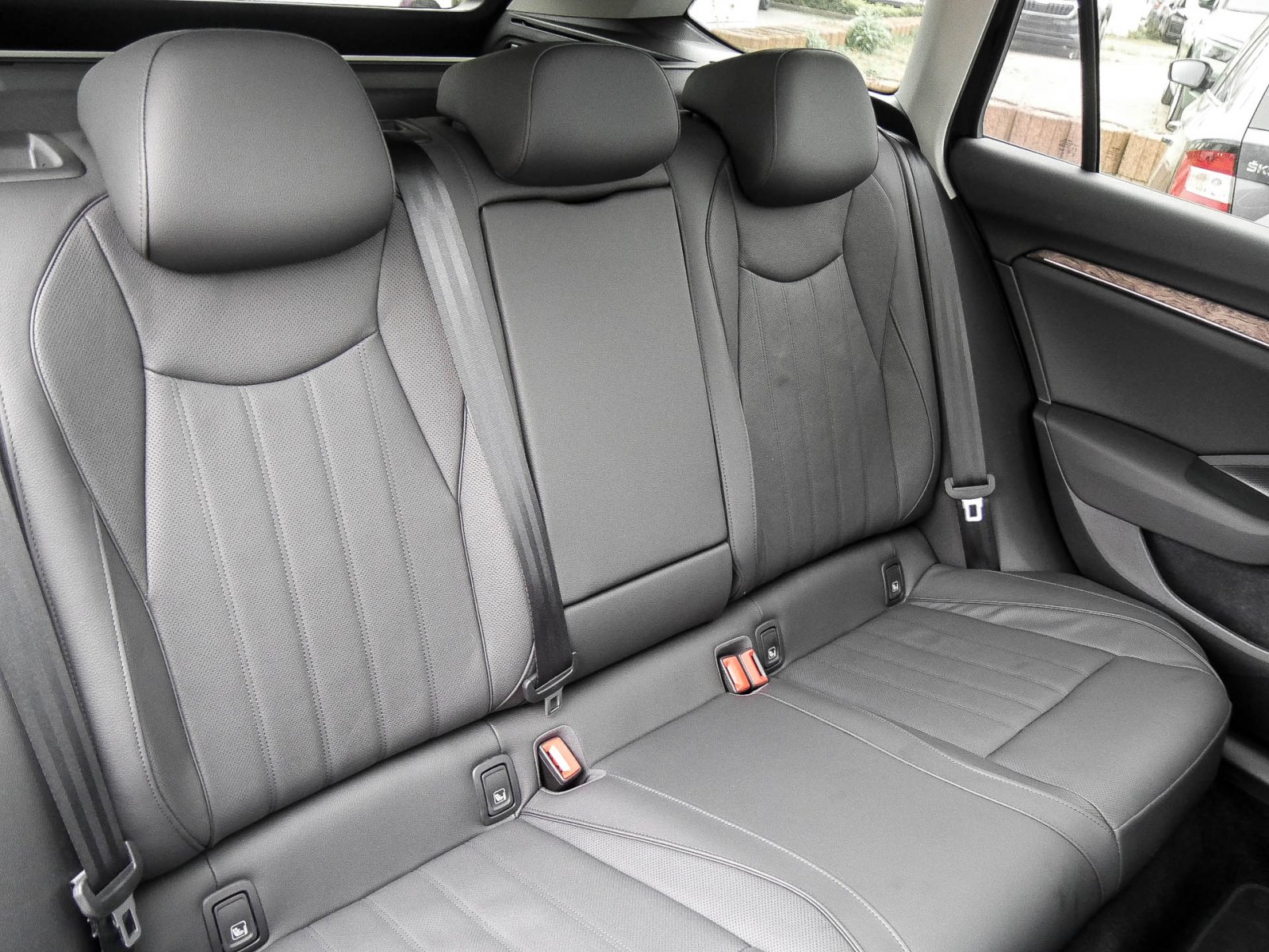 Skoda Superb Combi 1.5 eTSI L&K AHK 360CAM SITZHEIZ