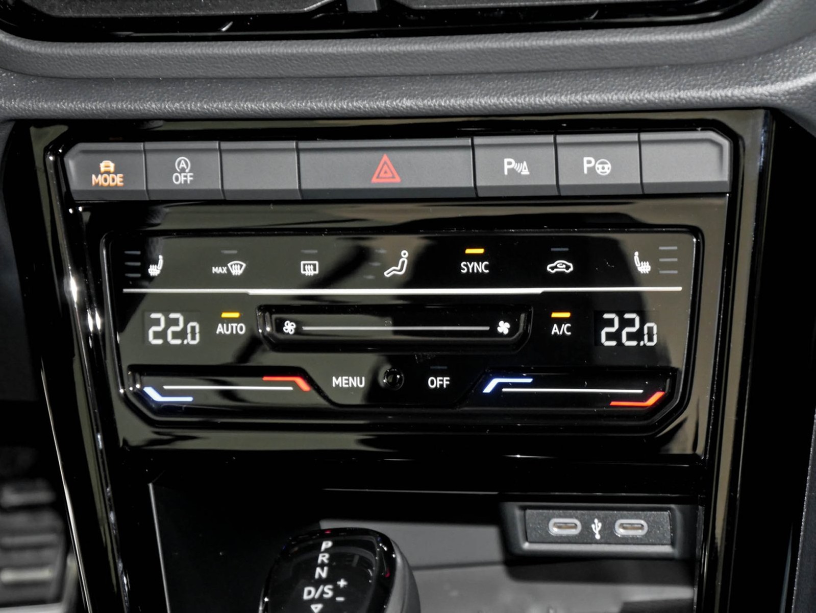 Volkswagen T-Roc Cabrio 1.5 R-LINE DSG BLACKSTYLE NAVI AHK