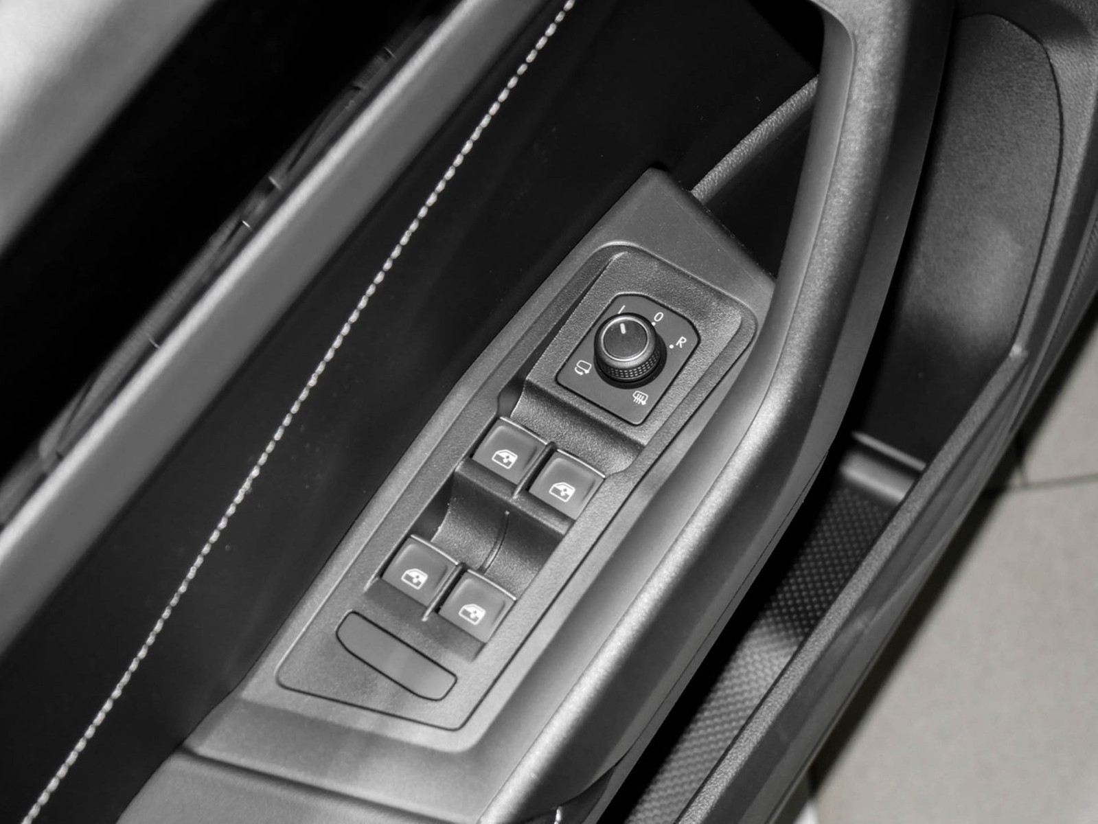 Volkswagen T-Roc Cabrio 1.5 R-LINE DSG BLACKSTYLE NAVI AHK