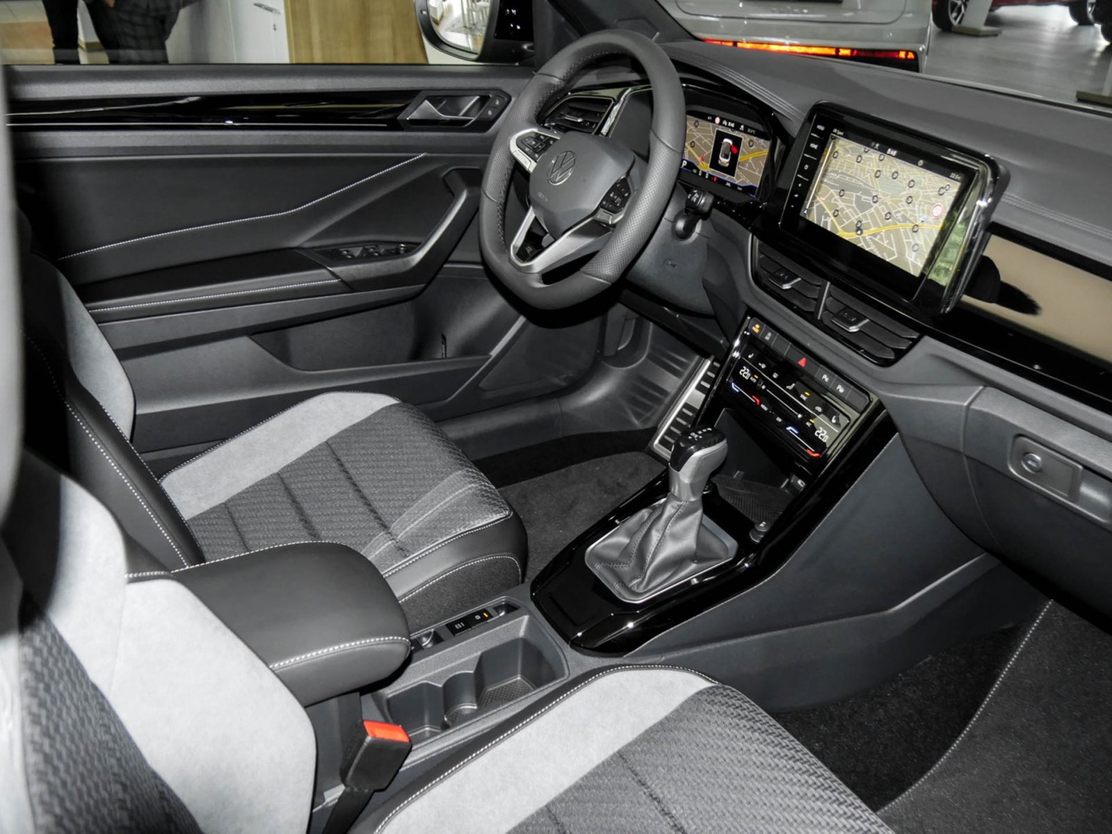 Volkswagen T-Roc Cabrio 1.5 R-LINE DSG BLACKSTYLE NAVI AHK