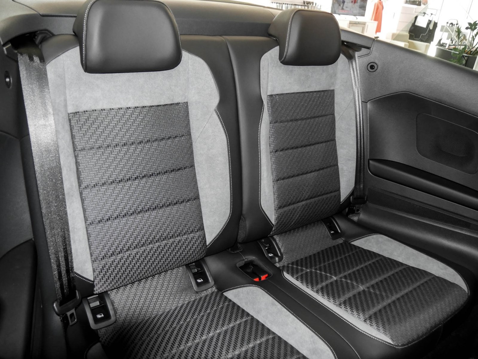 Volkswagen T-Roc Cabrio 1.5 R-LINE DSG BLACKSTYLE NAVI AHK