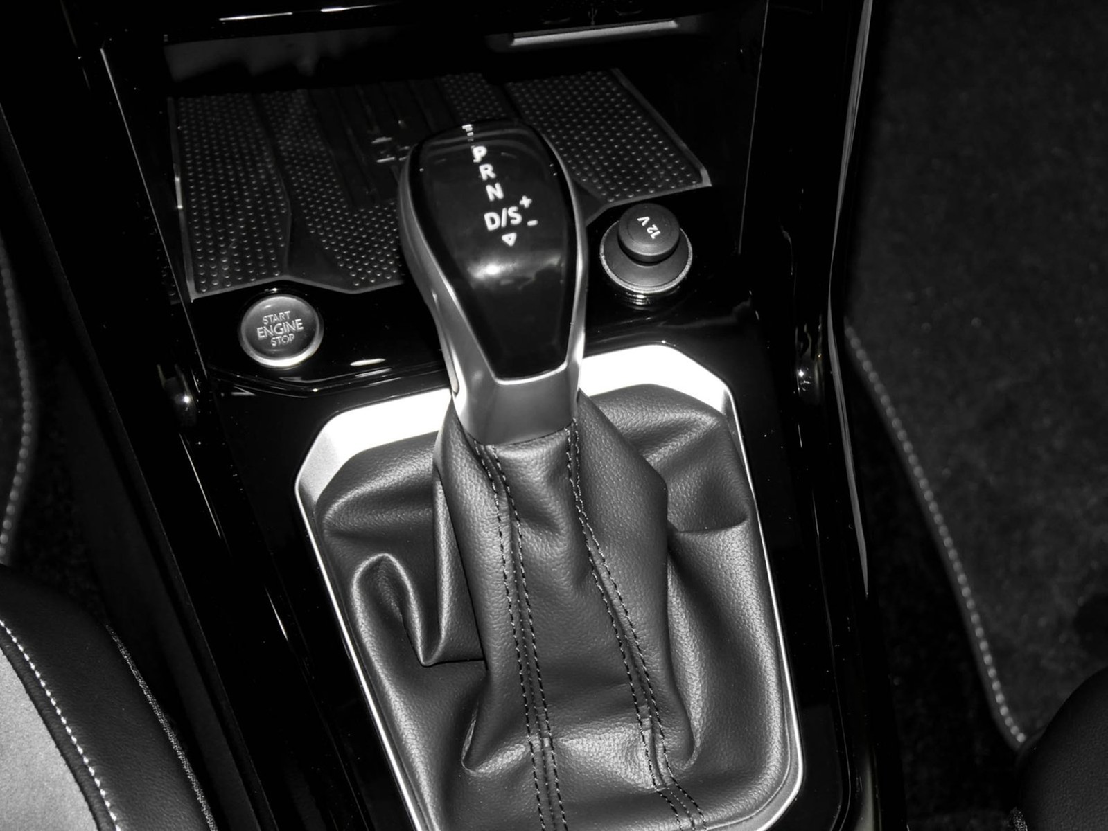 Volkswagen T-Roc Cabrio 1.5 R-LINE DSG BLACKSTYLE NAVI AHK