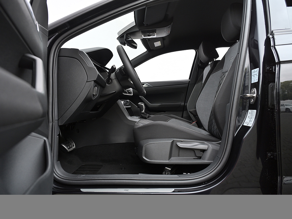 Volkswagen Taigo 1.0 R-LINE BLACK STYLE CAM ACC LM18 NAVI