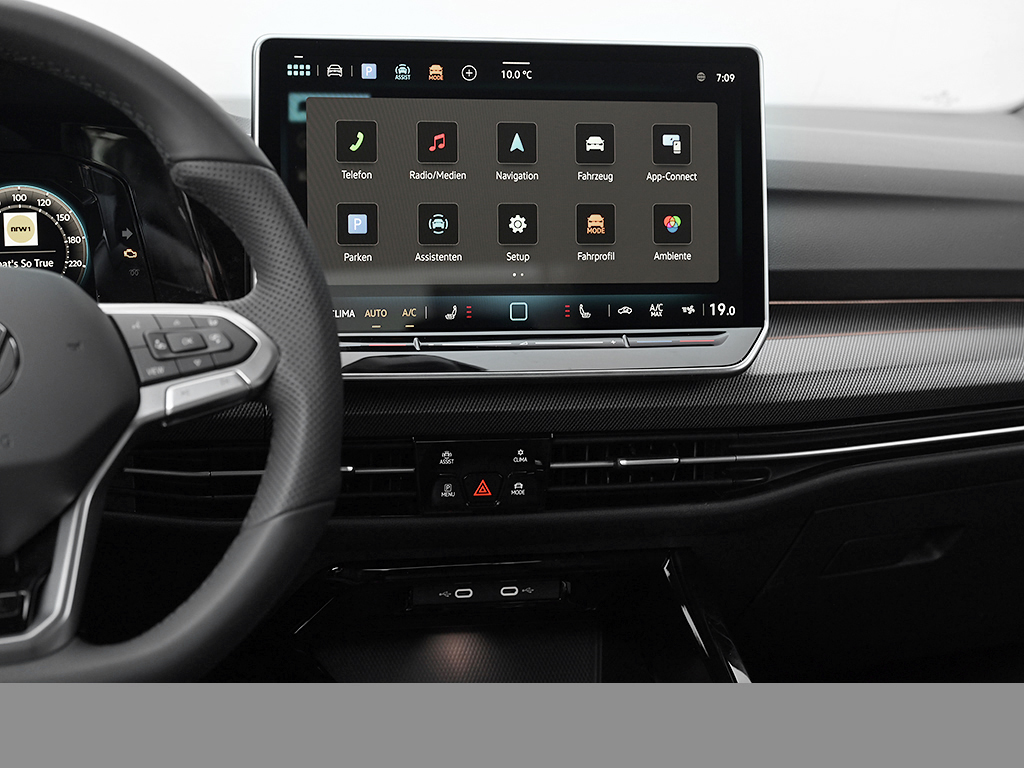 Volkswagen Golf VIII 1.5 eTSI R-LINE FACELIFT CAM ACC LM18