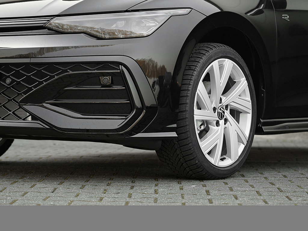 Volkswagen Golf VIII 1.5 eTSI R-LINE FACELIFT CAM ACC LM18