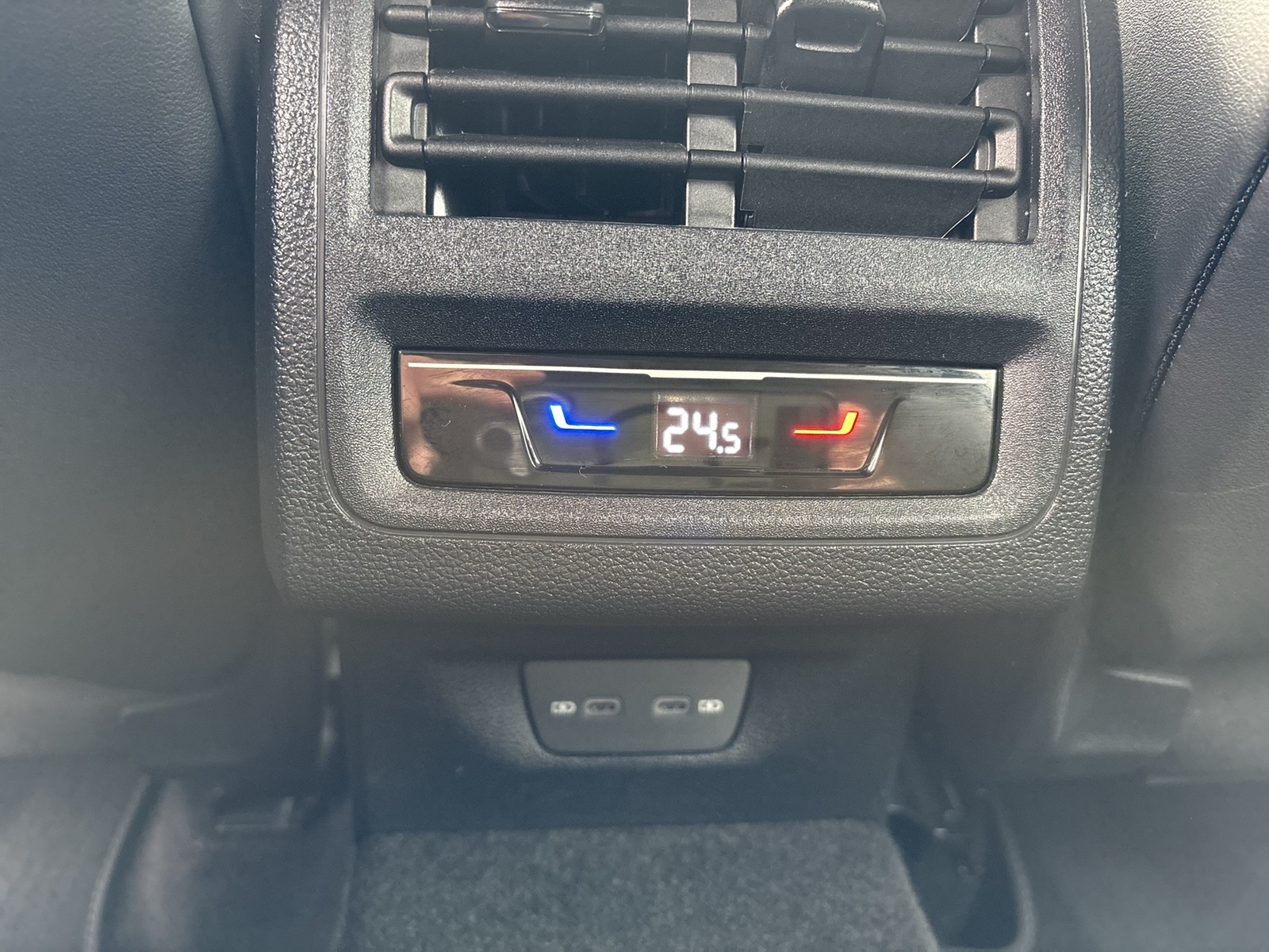 Volkswagen Golf VIII 1.5 eTSI R-LINE FACELIFT CAM ACC LM18