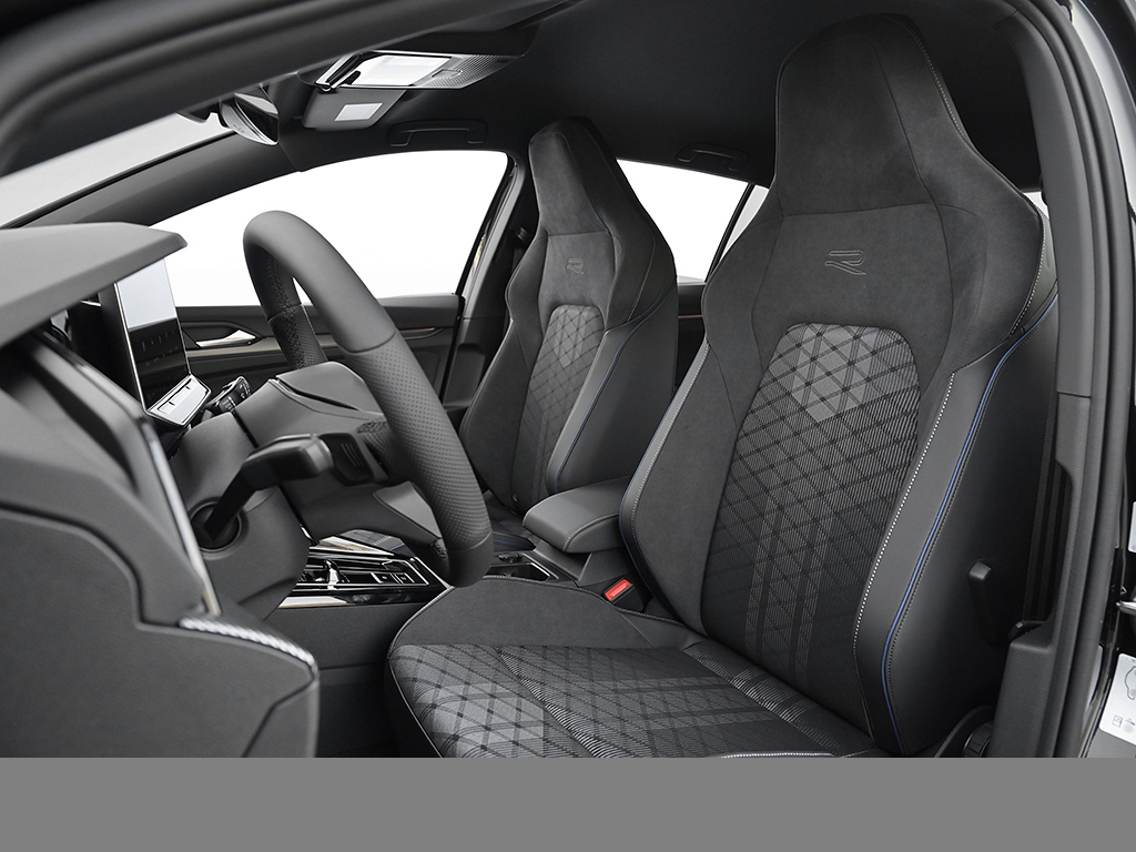 Volkswagen Golf VIII 1.5 eTSI R-LINE FACELIFT CAM ACC LM18