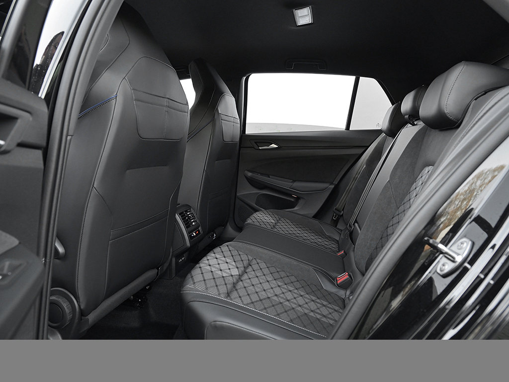 Volkswagen Golf VIII 1.5 eTSI R-LINE FACELIFT CAM ACC LM18