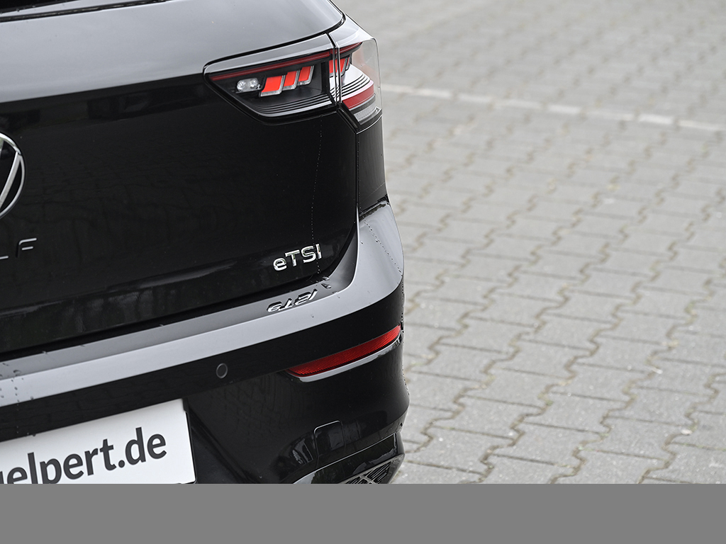 Volkswagen Golf VIII 1.5 eTSI R-LINE FACELIFT CAM ACC LM18