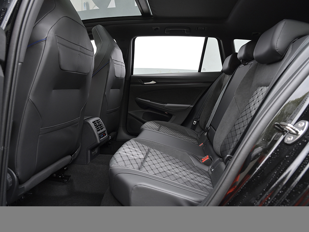 Volkswagen Golf Variant VIII 2.0 R-LINE BLACKSTYLE PANO CAM