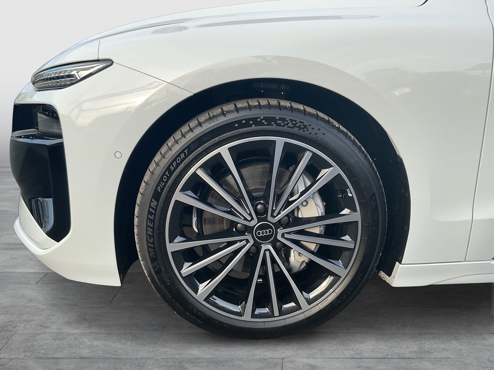 Audi A6 e-tron Avant performance advanced AHK LM20