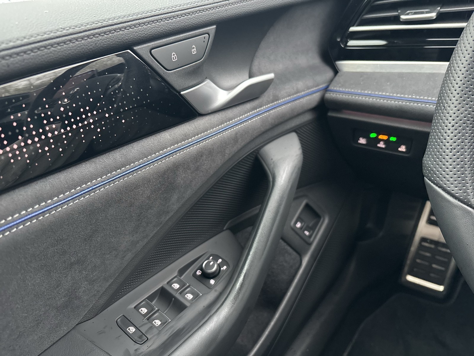 Volkswagen Passat Variant 1.5 HYBRID R-LINE NEUESMODELL AHK