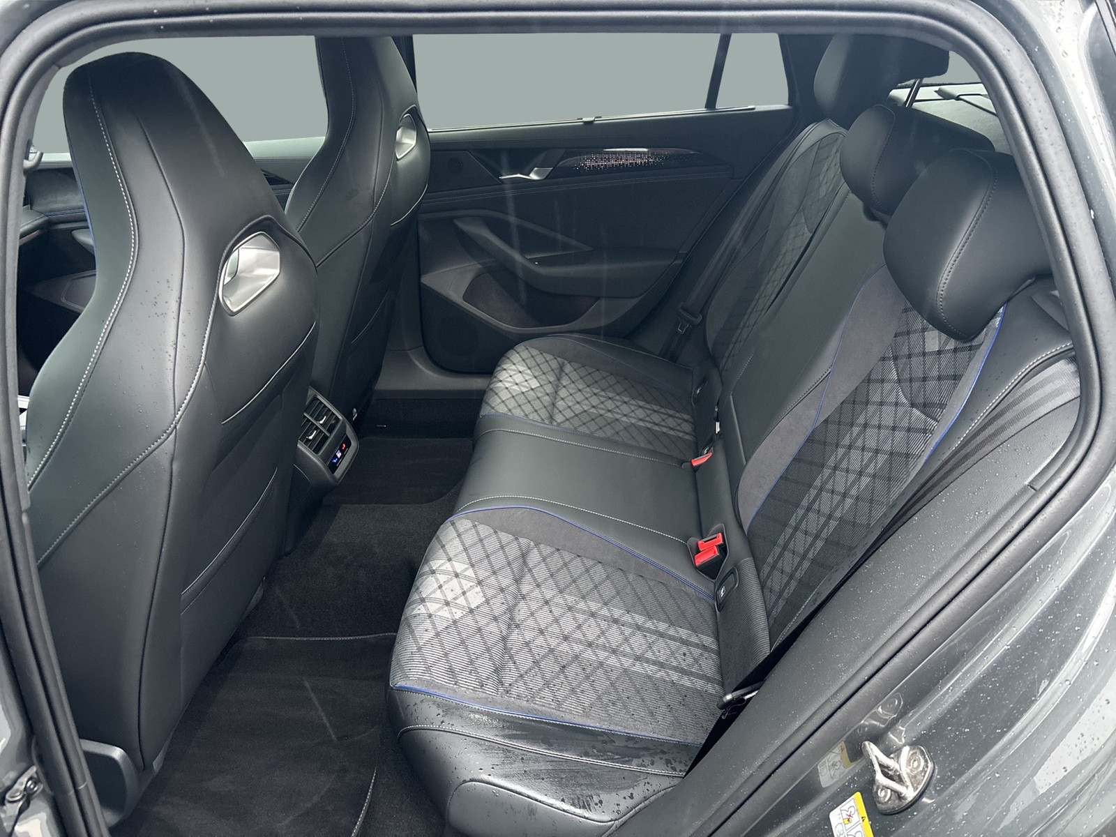 Volkswagen Passat Variant 1.5 HYBRID R-LINE NEUESMODELL AHK