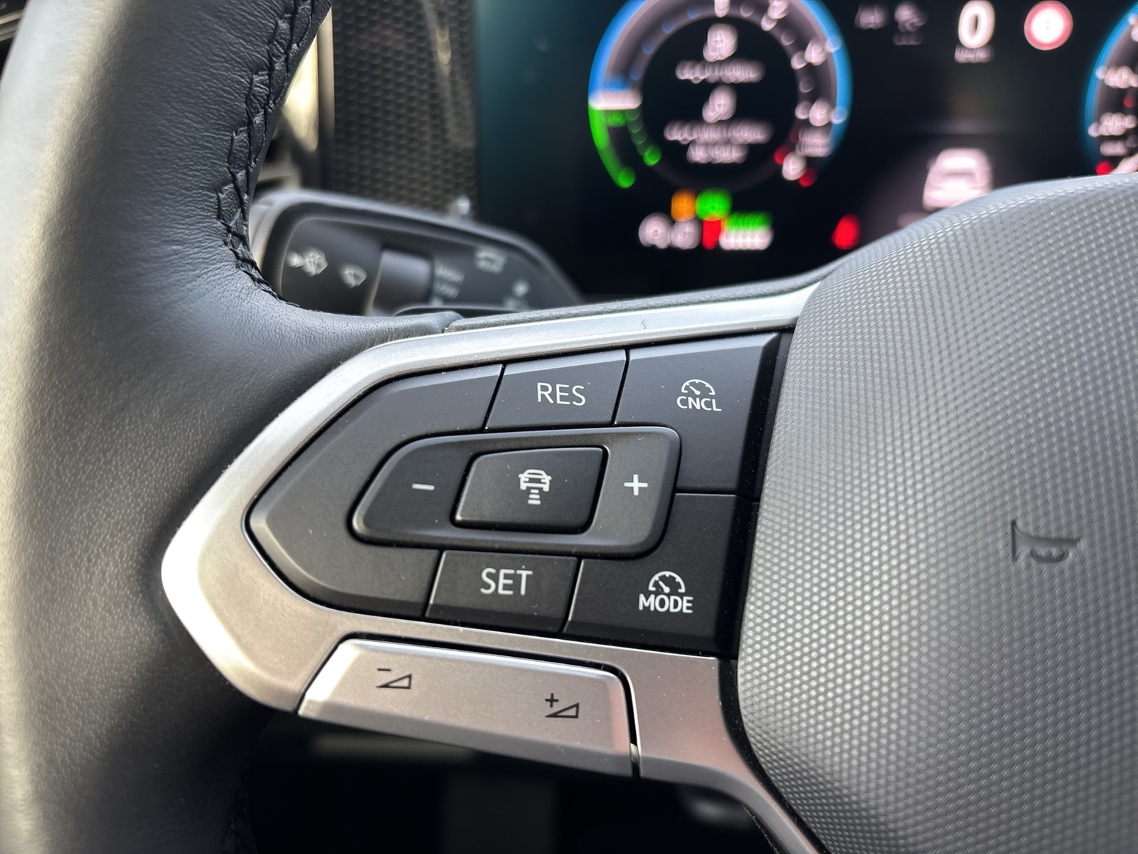 Volkswagen Tiguan 1.5 HYBRID LIFE NEUES MODELL AHK CAM LM18