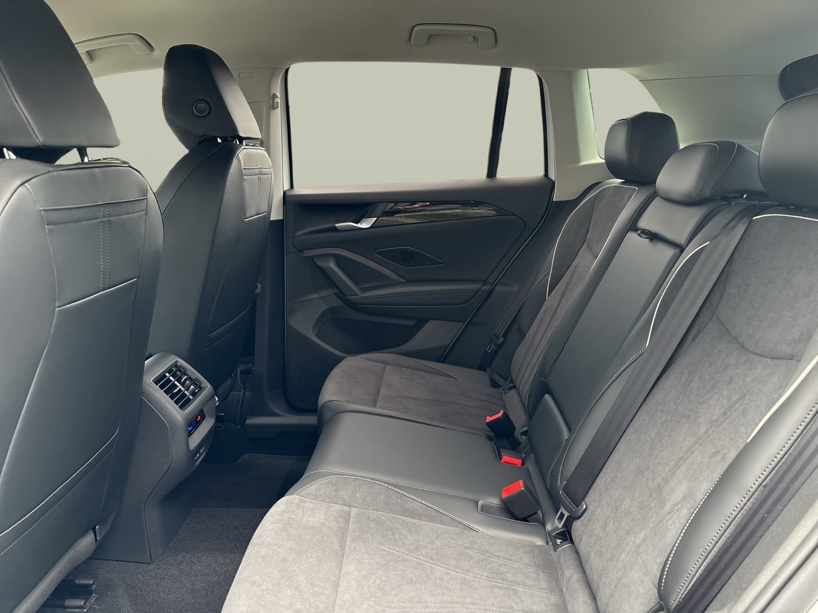 Volkswagen Tiguan 2.0 ELEGANCE 4X4 AHK CAM ACC LM18 NAVI