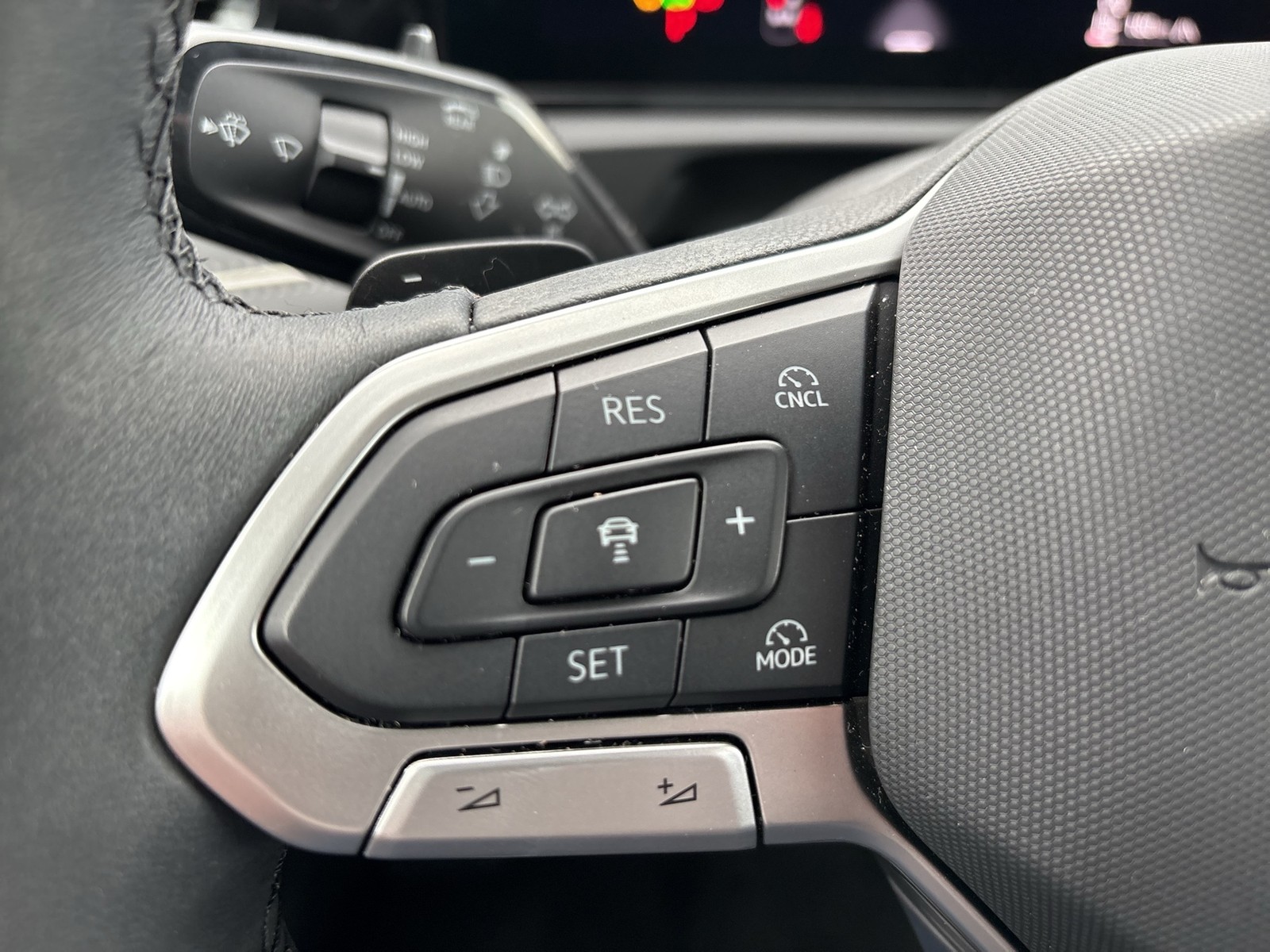 Volkswagen Tiguan 2.0 ELEGANCE 4X4 AHK CAM ACC LM18 NAVI