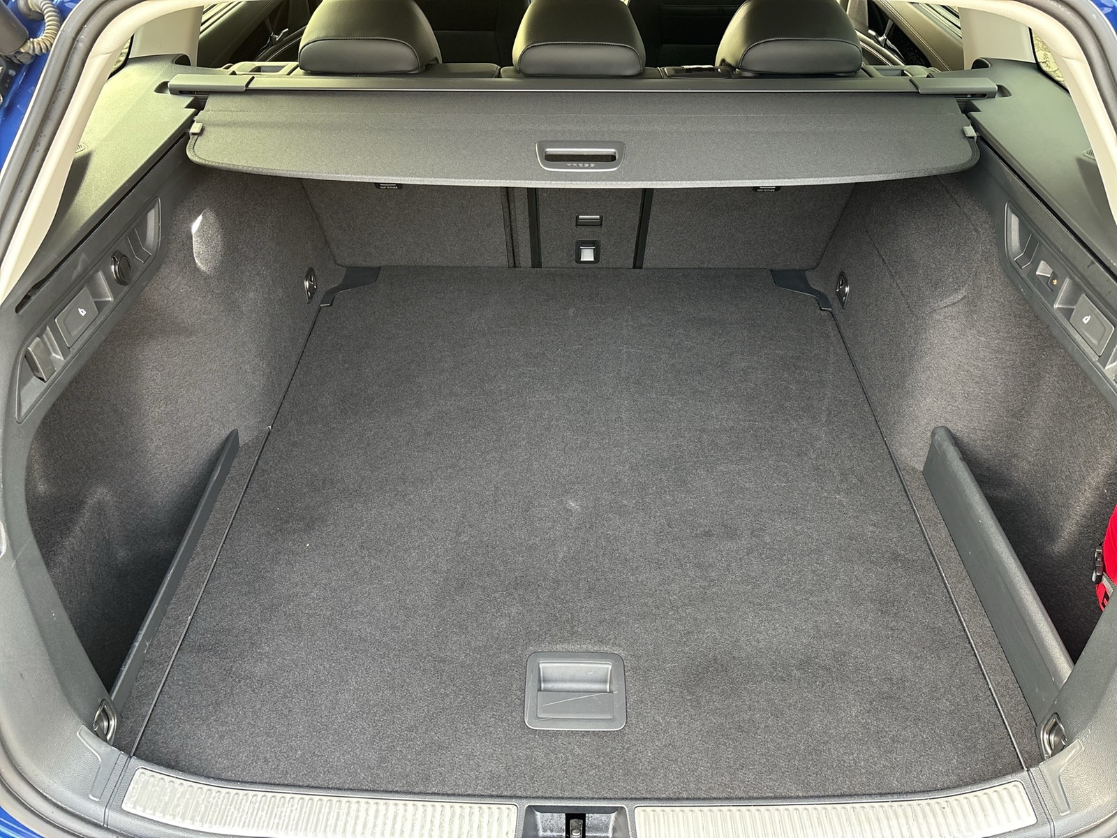 Volkswagen Passat Variant 2.0 ELEGANCE 4X4 NEUES MODELL AHK