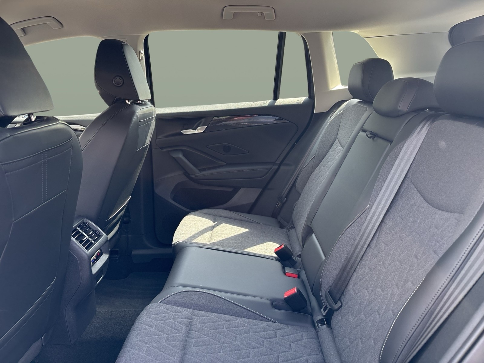 Volkswagen Tiguan 2.0 LIFE 4X4 CAM ACC CARPLAY LM17 SITZHZ.