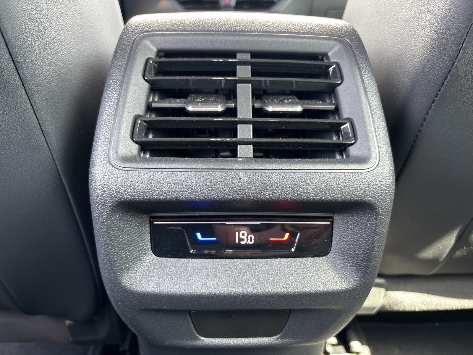 Volkswagen Tiguan 2.0 LIFE 4X4 CAM ACC CARPLAY LM17 SITZHZ.
