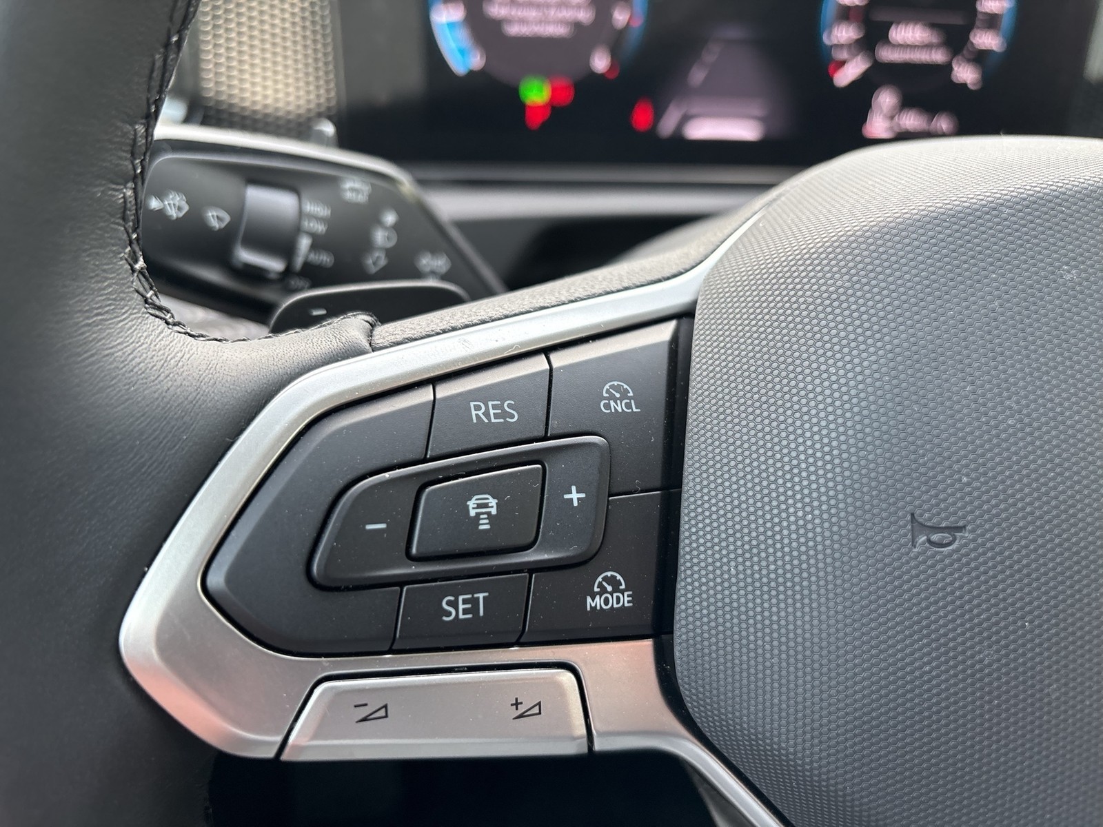 Volkswagen Tiguan 2.0 LIFE 4X4 CAM ACC CARPLAY LM17 SITZHZ.