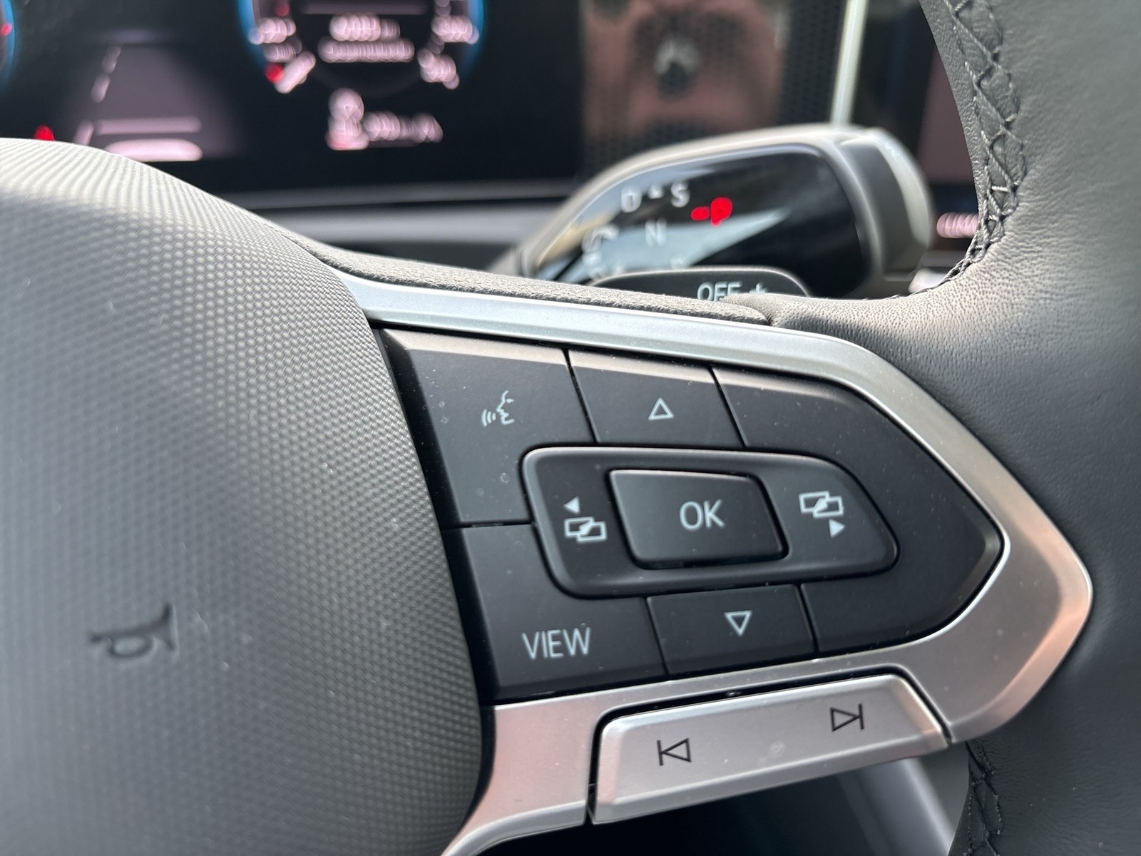 Volkswagen Tiguan 2.0 LIFE 4X4 CAM ACC CARPLAY LM17 SITZHZ.