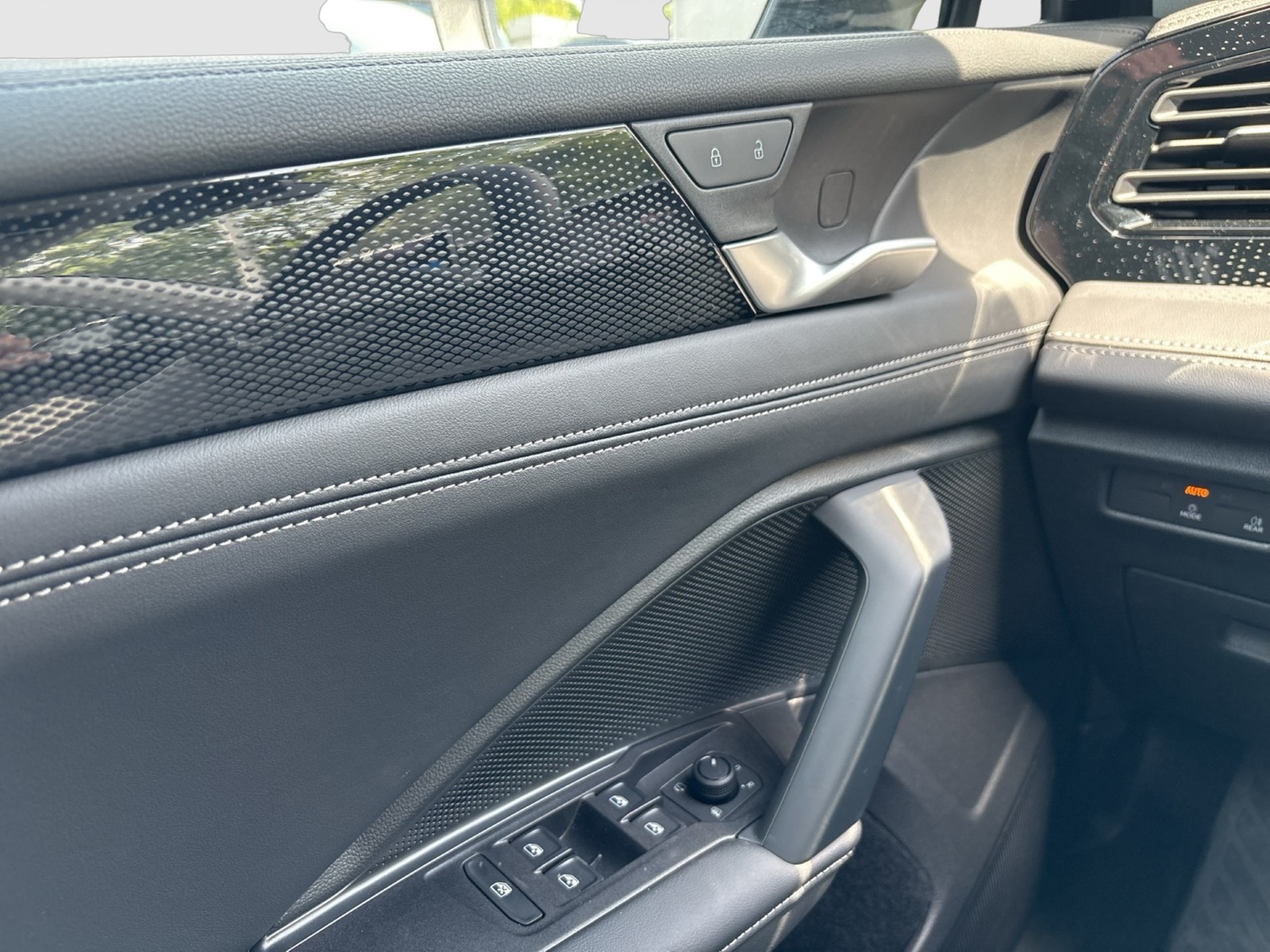 Volkswagen Tiguan 2.0 LIFE 4X4 CAM ACC CARPLAY LM17 SITZHZ.