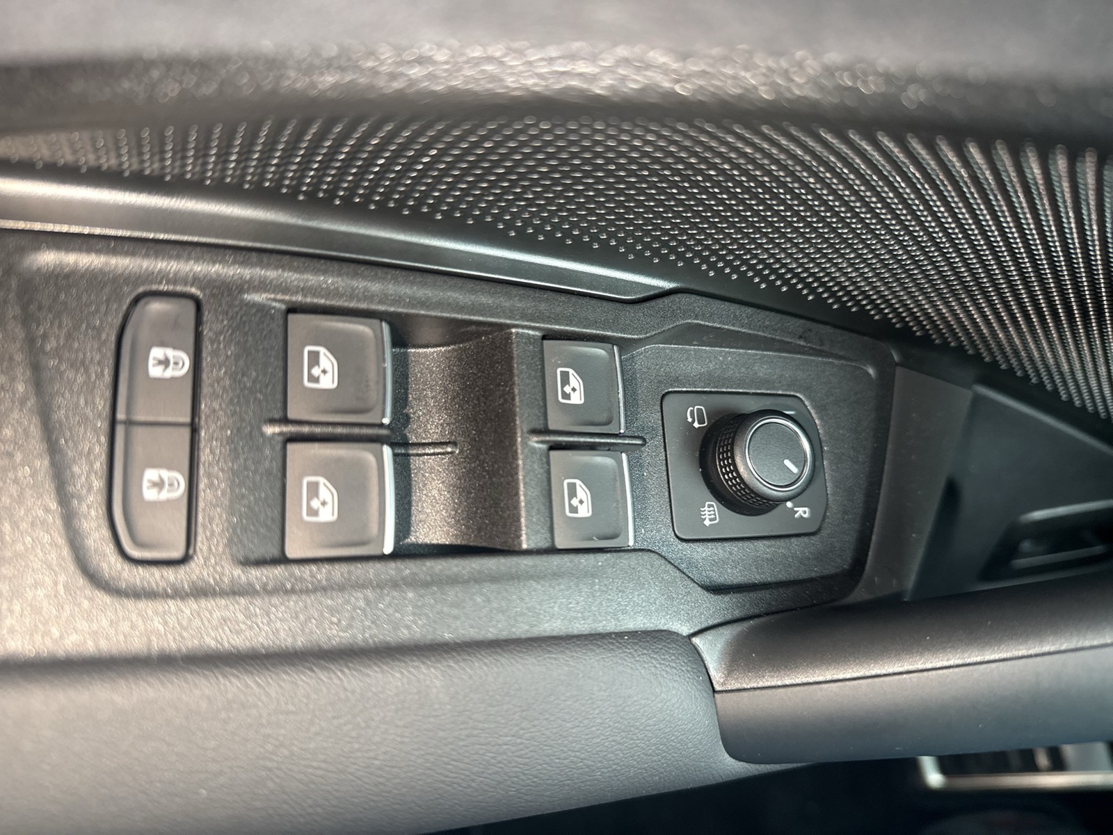 Volkswagen Tayron 2.0 TDI 4MOTION R-LINE DSG BLACKSTYLE 7SITZE PANO AHK LM20