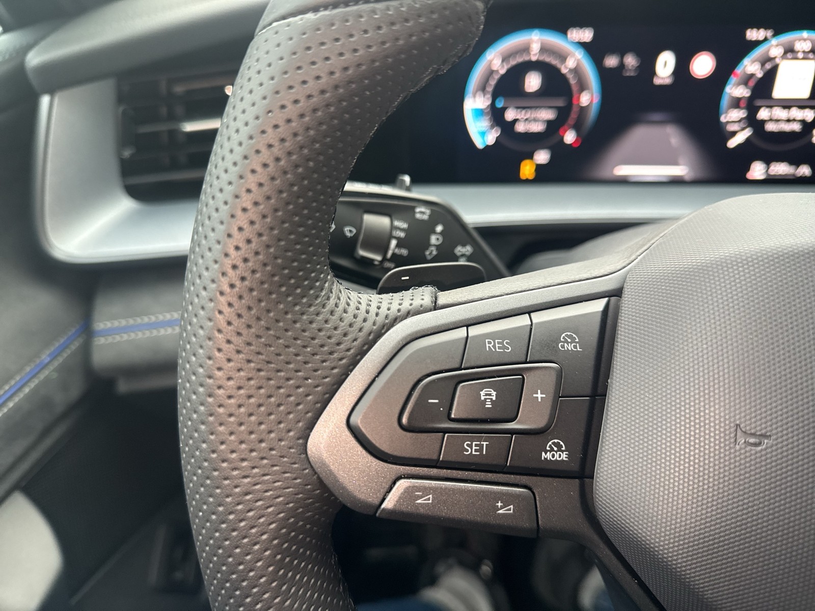 Volkswagen Tayron 2.0 TDI 4MOTION R-LINE DSG BLACKSTYLE 7SITZE PANO AHK LM20