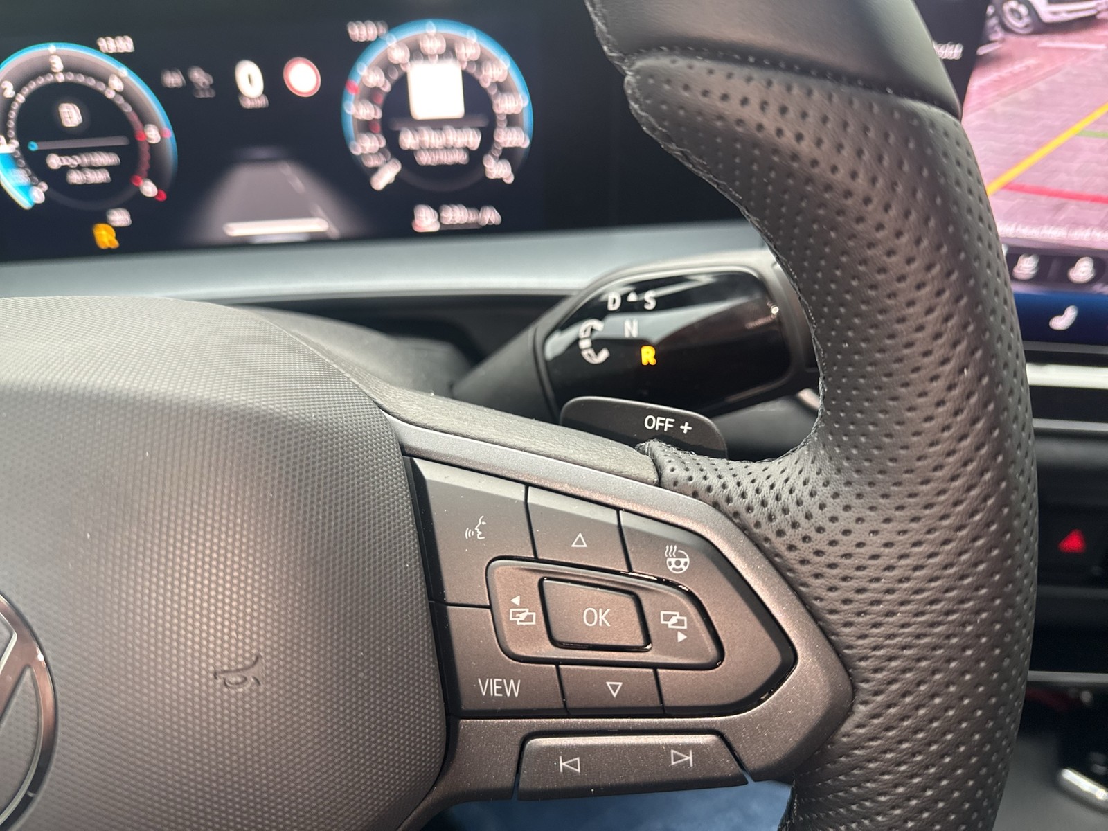 Volkswagen Tayron 2.0 TDI 4MOTION R-LINE DSG BLACKSTYLE 7SITZE PANO AHK LM20