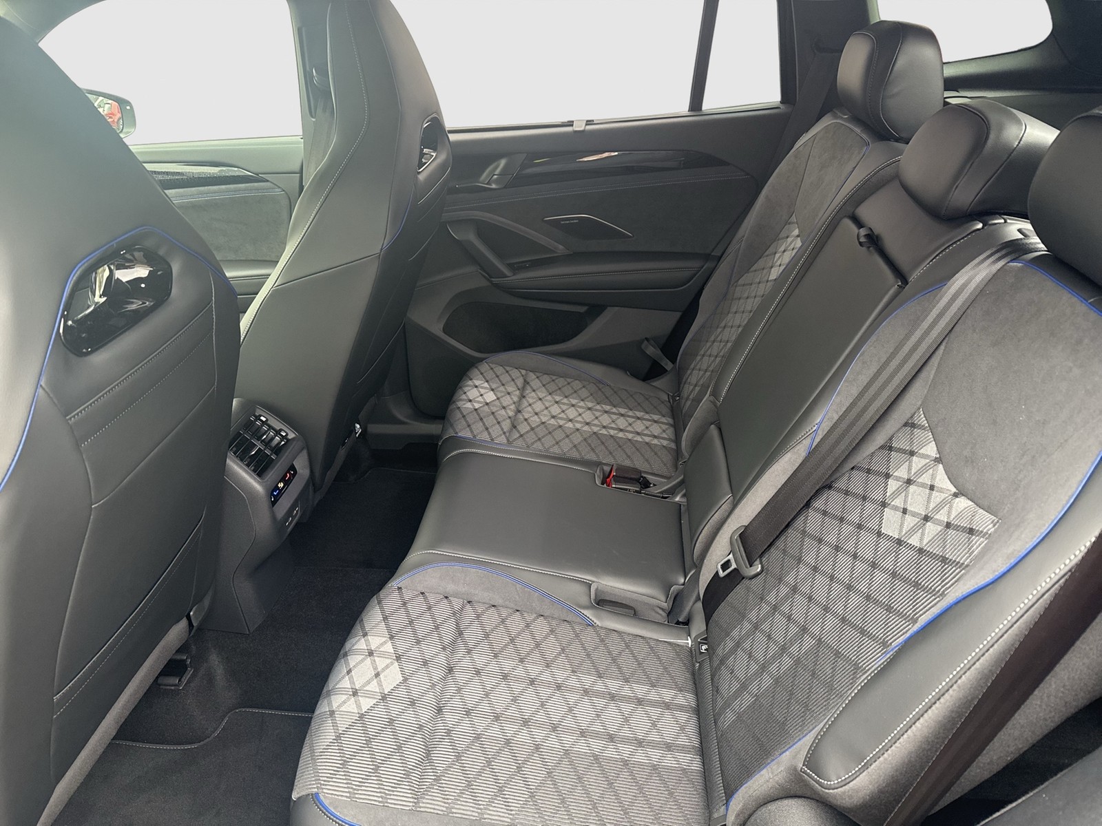 Volkswagen Tayron 2.0 TDI 4MOTION R-LINE DSG BLACKSTYLE 7SITZE PANO AHK LM20