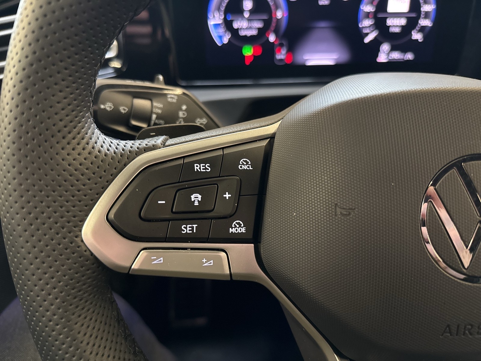 Volkswagen Tiguan 2.0 R-LINE DSG 4X4 STANDHZG AHK NAVI LM20