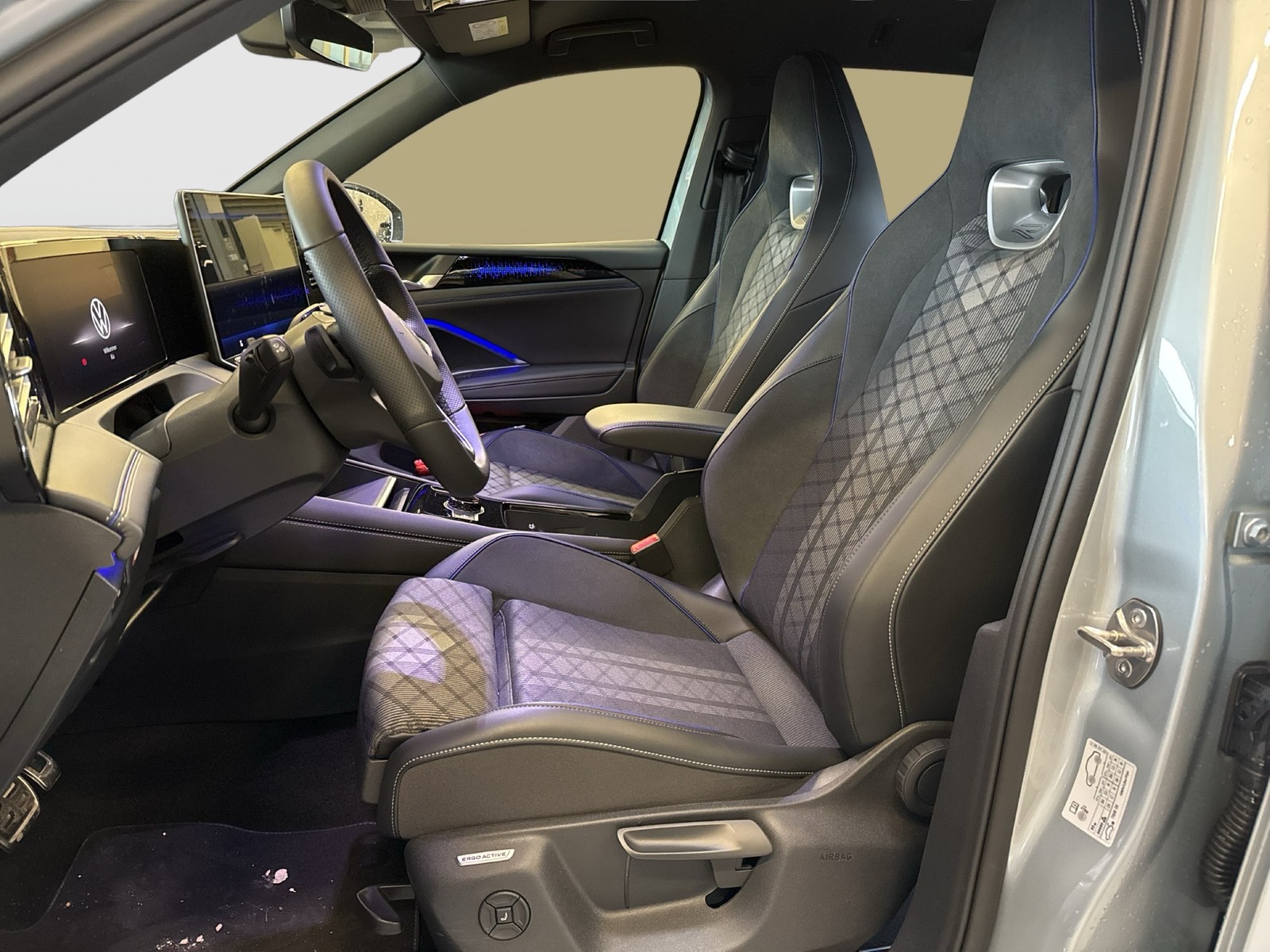 Volkswagen Tiguan 2.0 R-LINE DSG 4X4 STANDHZG AHK NAVI LM20