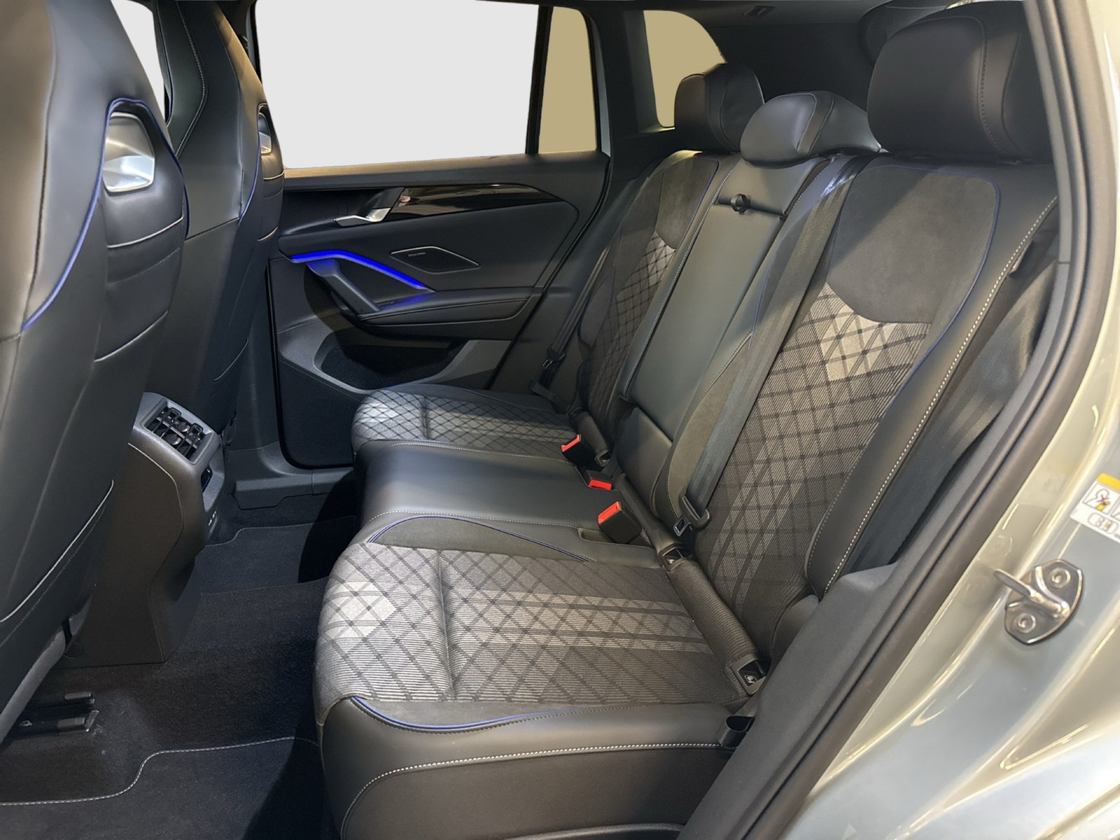 Volkswagen Tiguan 2.0 R-LINE DSG 4X4 STANDHZG AHK NAVI LM20