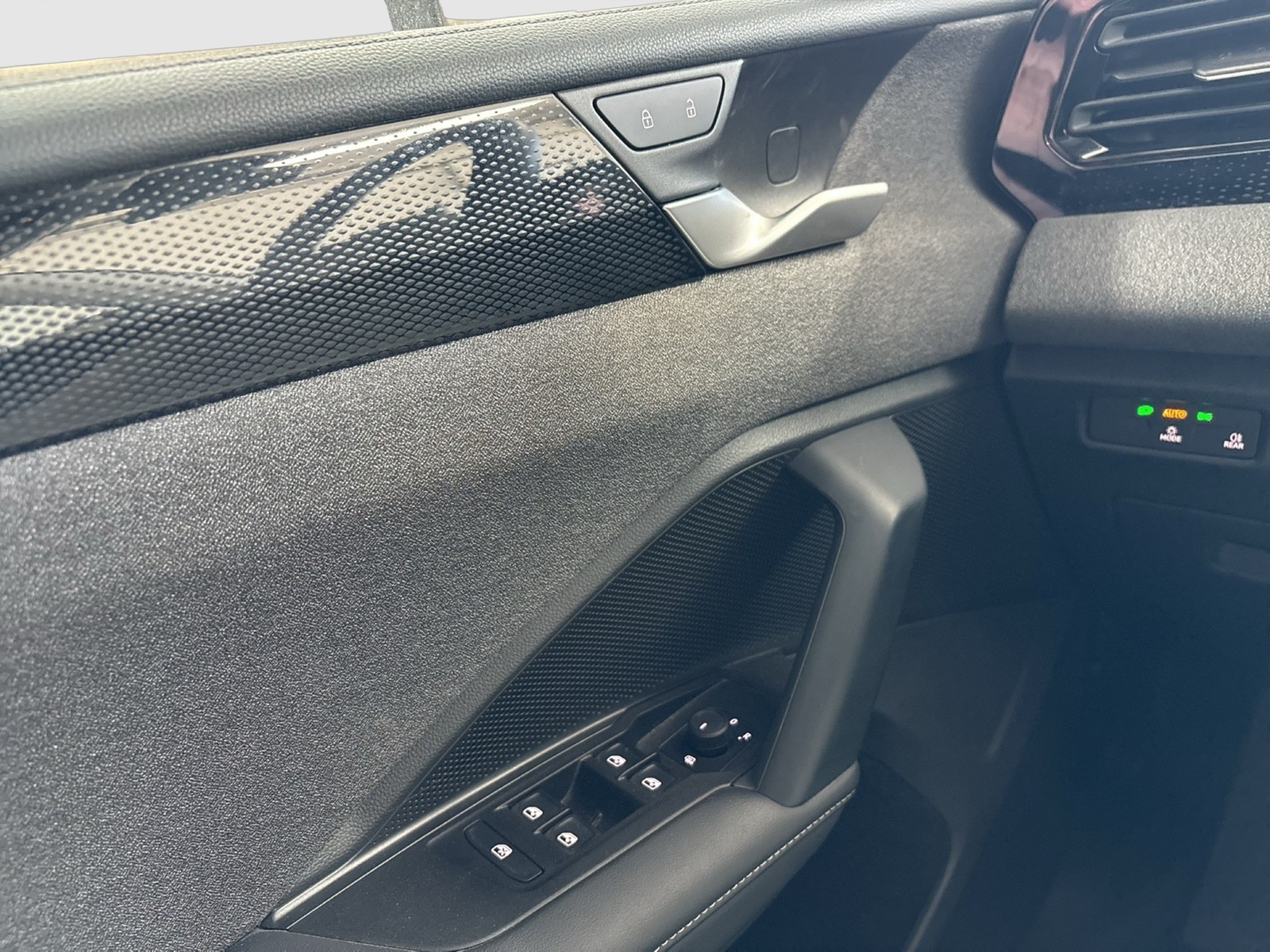 Volkswagen Tiguan 1.5 eTSI AHK CAM NAVI LM17 CARPLAY SITZHZ