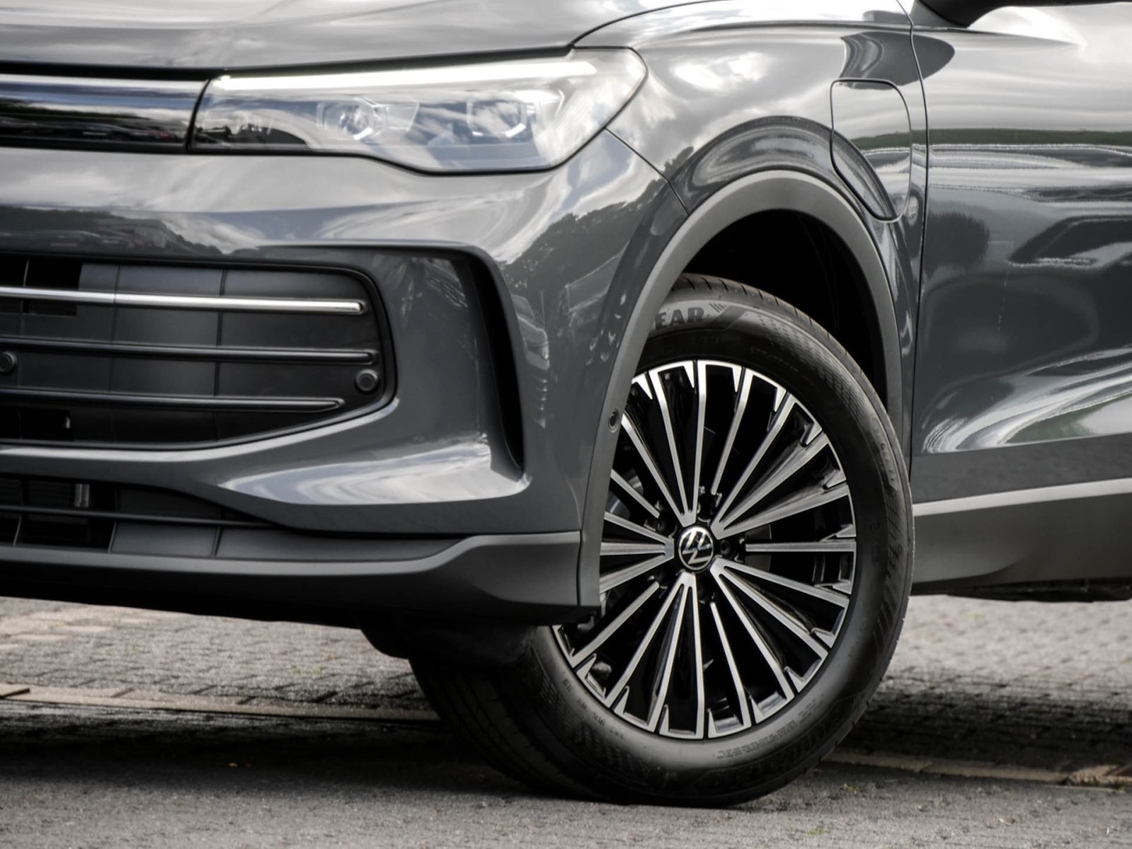 Volkswagen Tiguan 1.5 HYBRID LIFE NEUES MODELL CAM ACC LM18