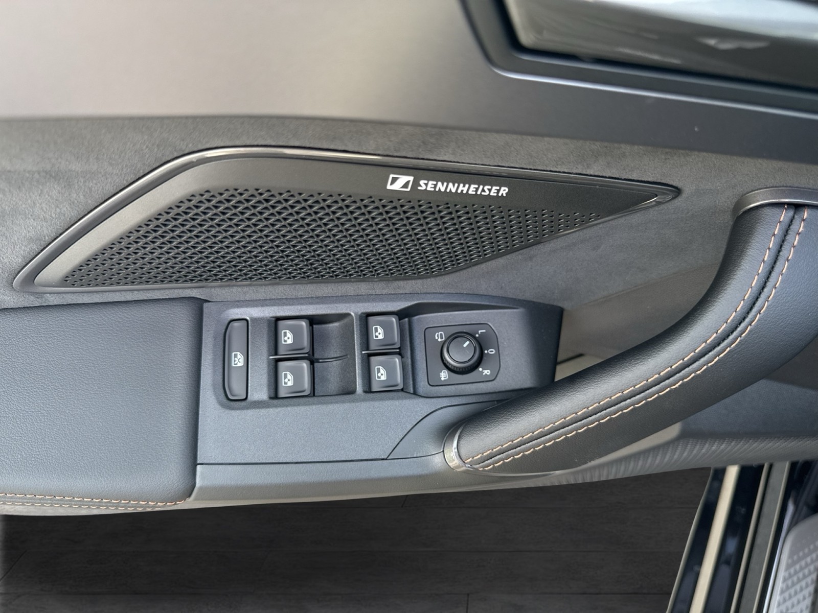 Cupra Leon ST 2.0 VZ 4X4 PANO SENNHEISER AHK CAM LM19
