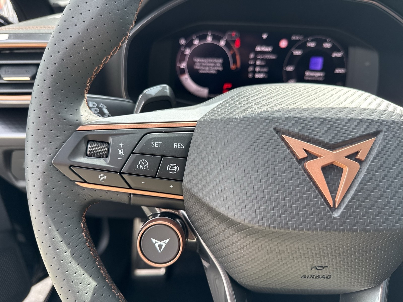 Cupra Leon ST 2.0 VZ 4X4 PANO SENNHEISER AHK CAM LM19