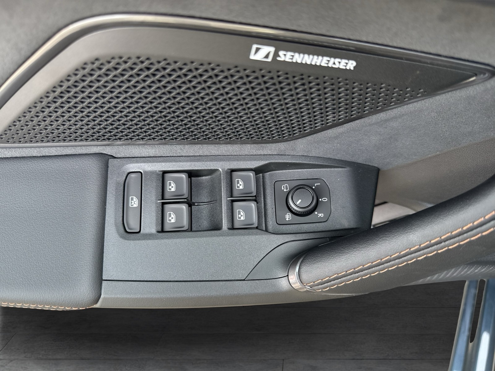 Cupra Leon ST 2.0 VZ 4X4 PANO SENNHEISER AHK CAM LM19