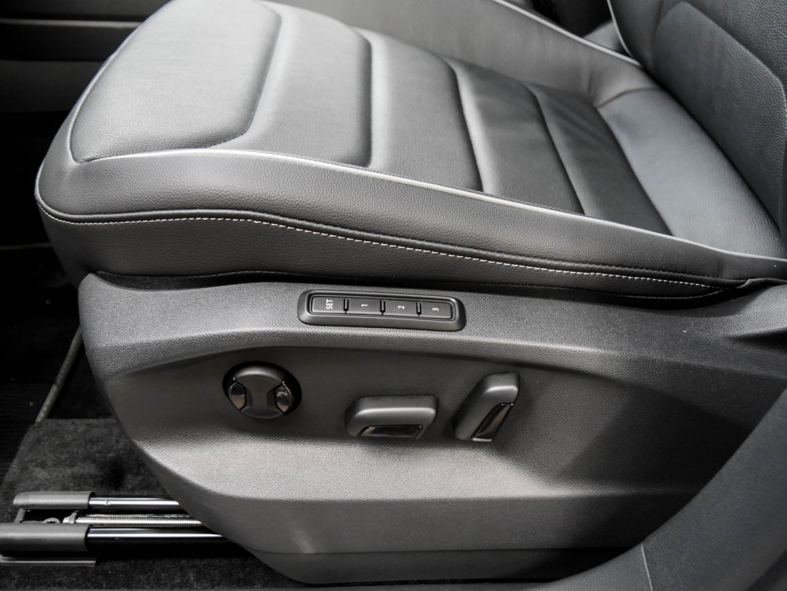 Volkswagen Tiguan 2.0 R-LINE LEDER STANDHZ AHK CAM ACC LM19