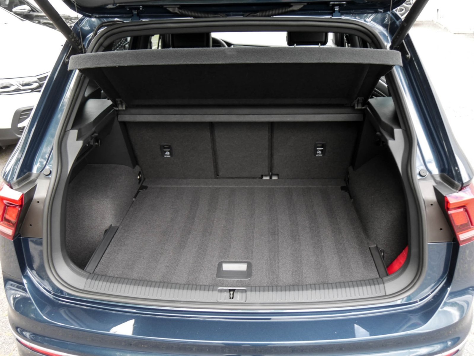 Volkswagen Tiguan 2.0 R-LINE LEDER STANDHZ AHK CAM ACC LM19