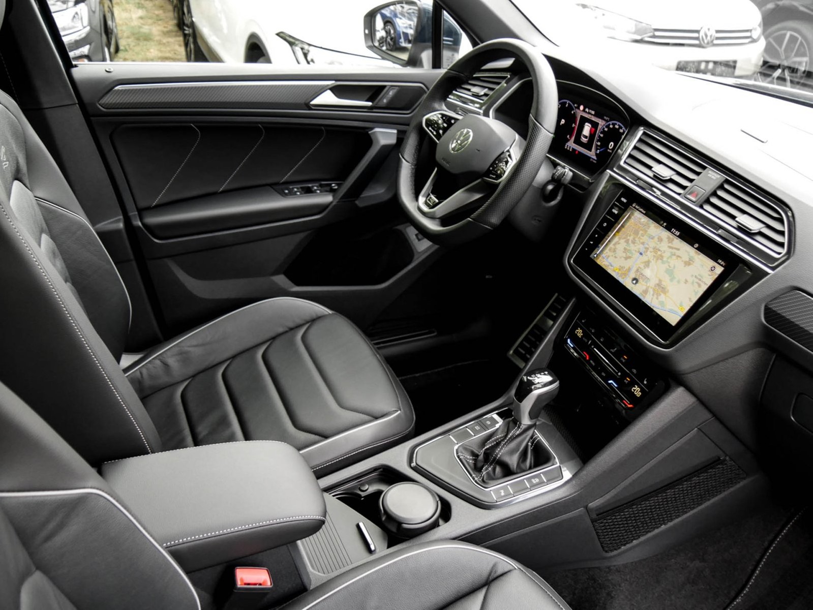 Volkswagen Tiguan 2.0 R-LINE LEDER STANDHZ AHK CAM ACC LM19