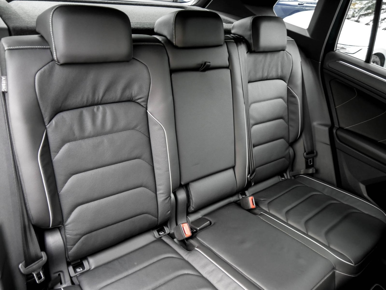 Volkswagen Tiguan 2.0 R-LINE LEDER STANDHZ AHK CAM ACC LM19