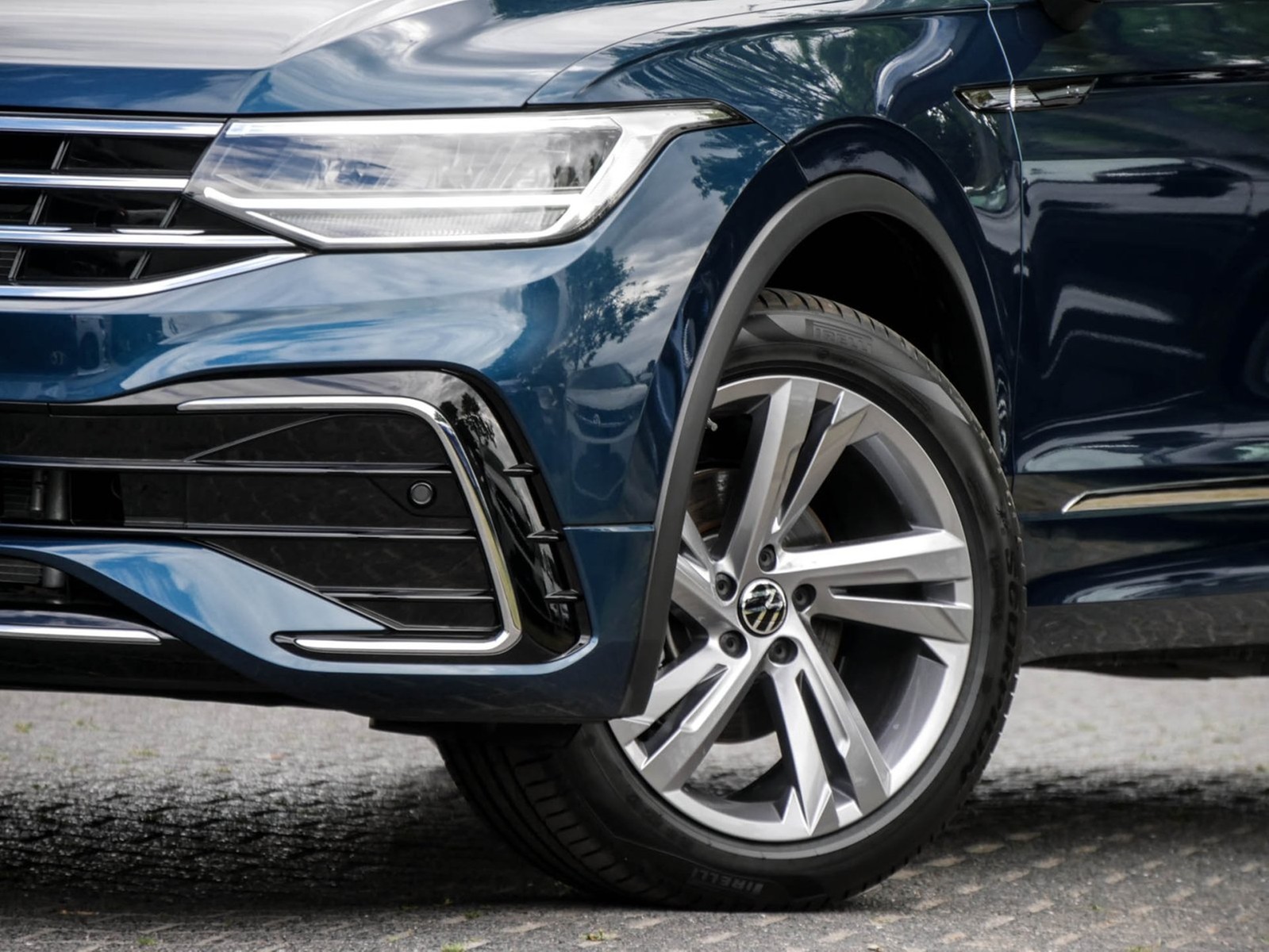 Volkswagen Tiguan 2.0 R-LINE LEDER STANDHZ AHK CAM ACC LM19